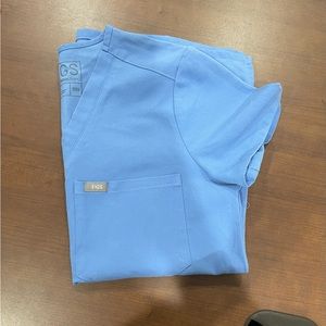 Figs scrub top one pocket